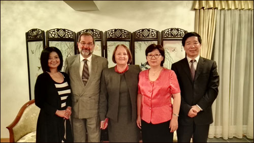 Kineski veleposlanik u Sloveniji Ye Hao i njegova supruga u utorak, 15. rujna, u svojoj rezidenciji ugostili su slovenske diplomate u Kini, odnosno bivšu veleposlanicu, Mariju Adanju i novog veleposlanika Janeza Premožea 